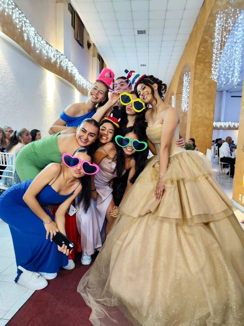 Invitadas divirtiéndose con accesorios de Photo Party